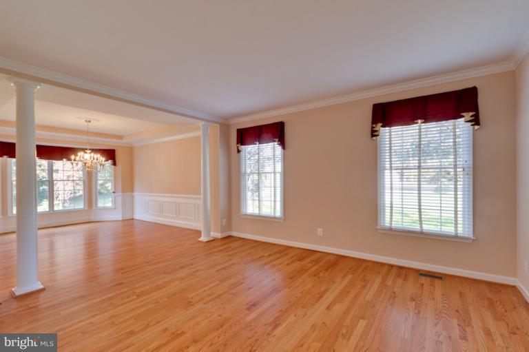 413 Court House Road Southwest Vienna, VA 22180 - Photo 2 of 30 Living Room