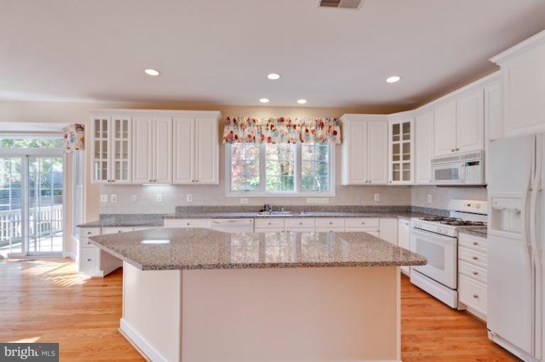 413 Court House Road Southwest Vienna, VA 22180 - Photo 4 of 30 Kitchen