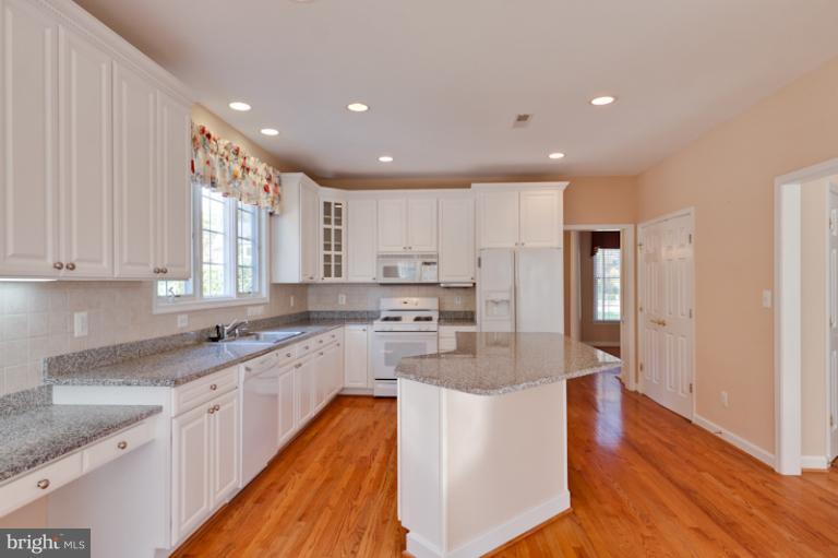 413 Court House Road Southwest Vienna, VA 22180 - Photo 8 of 30 Kitchen