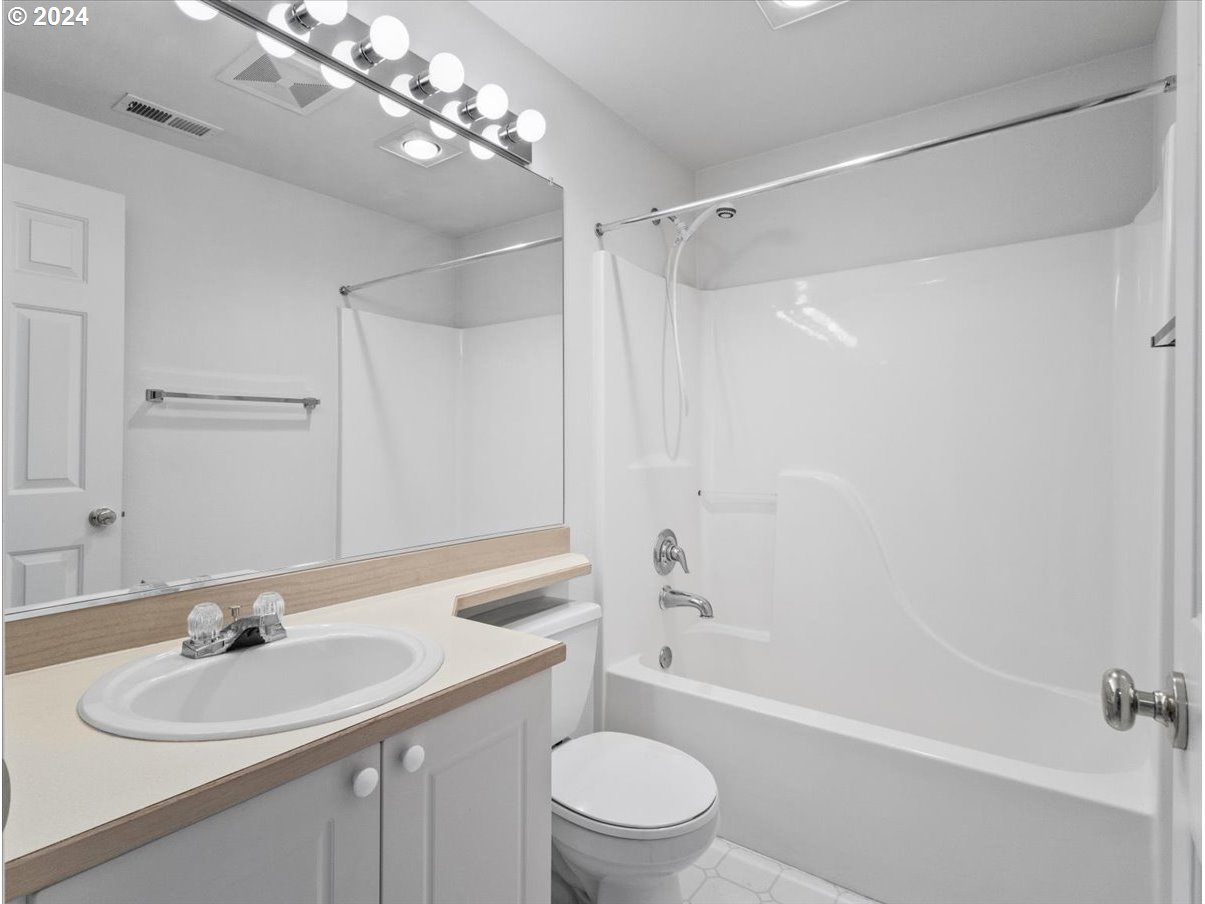 14329 Southwest Barrows Road, Unit 11 2 Beaverton, OR 97007 - Photo 23 of 30 Bathroom