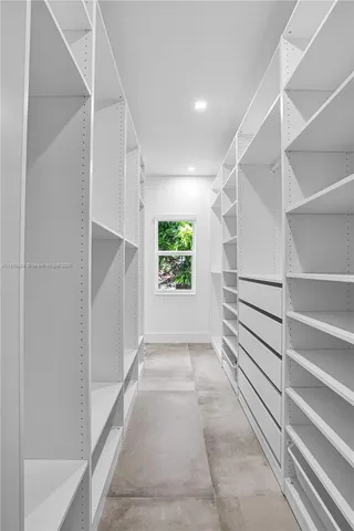 a view of entryway with an empty room