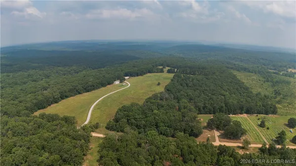 $482,000 | 34801 Drennon Chapel Drive, Edwards, MO 65326