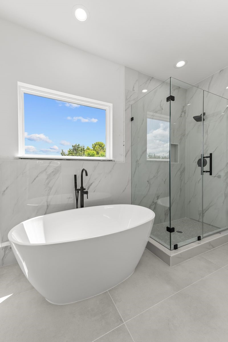 3348 Sauer Street Houston, TX 77004 - Photo 23 of 24 Primary bathroom