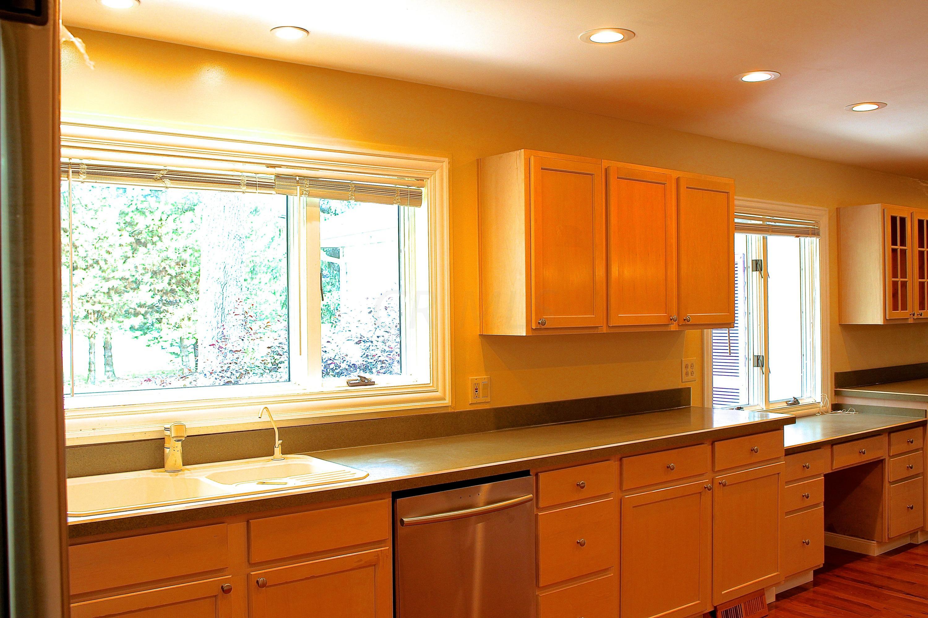 5616 Sinclair Road Columbus, OH 43229 - Photo 6 of 34 Gallery Image 6