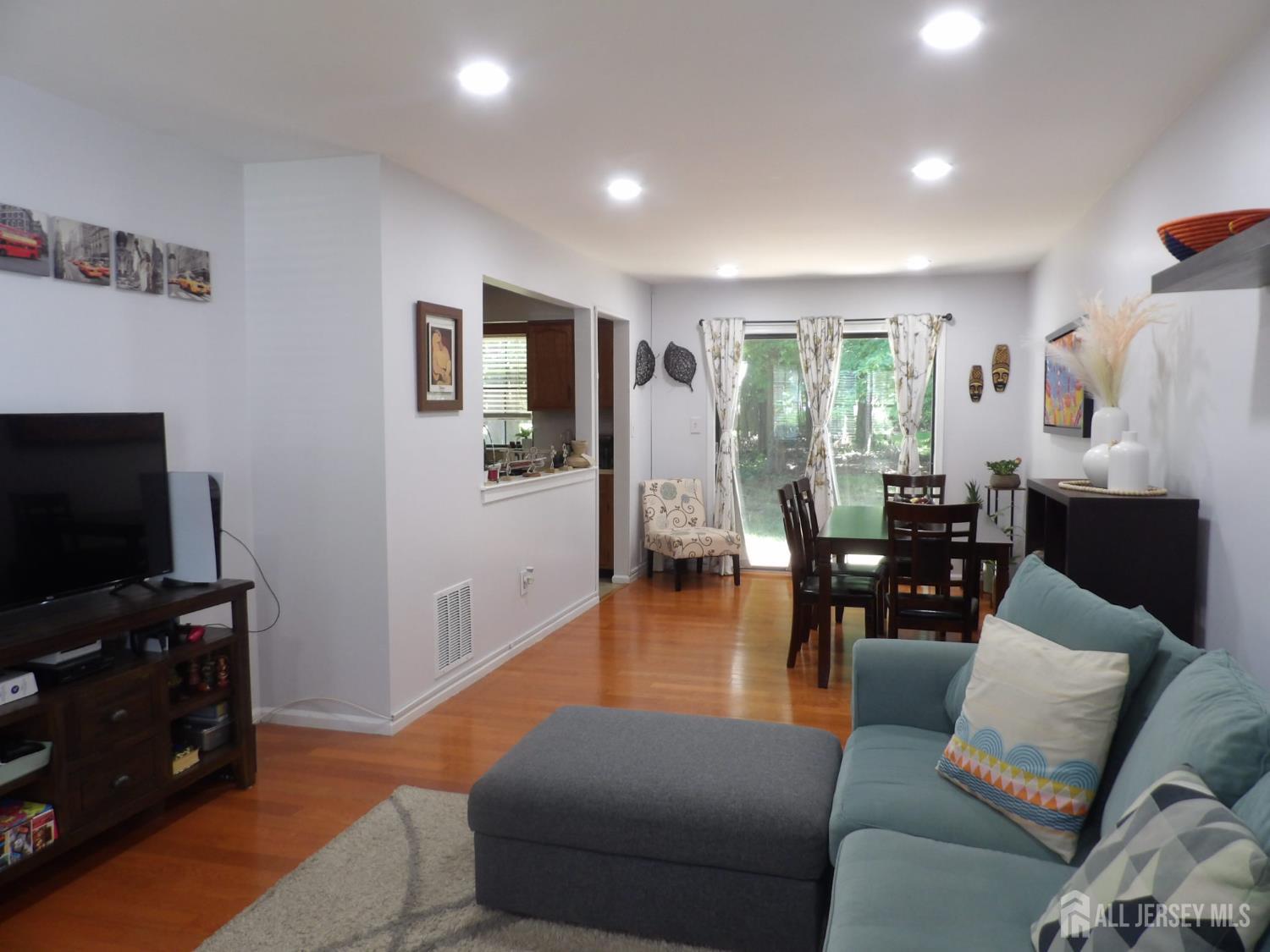 605 Timber Oaks Road Edison, NJ 08820 - Photo 11 of 43