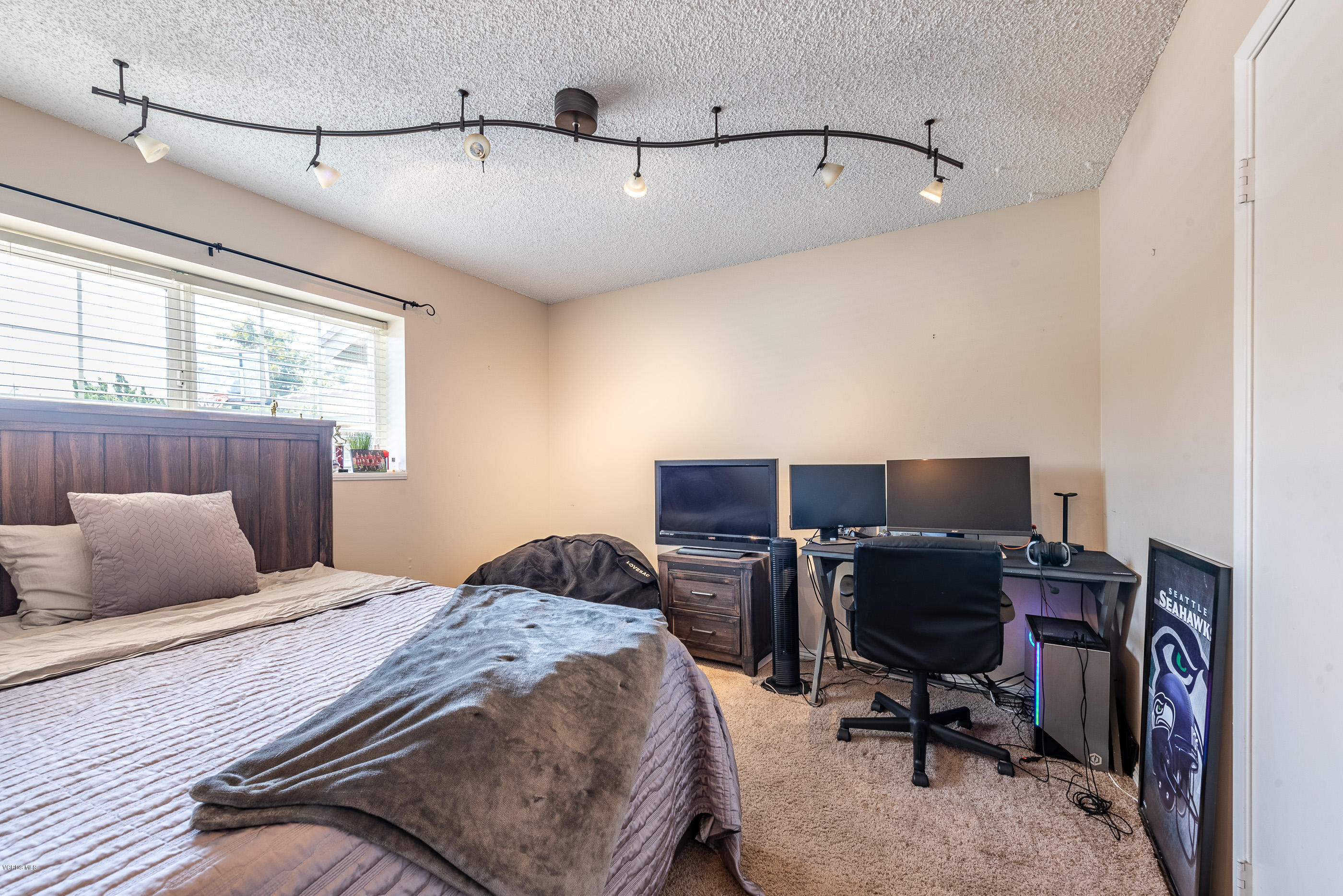 2155 Cheam Avenue Simi Valley, CA 93063 - Photo 23 of 38 2155 Cheam Ave Simi Valley-25