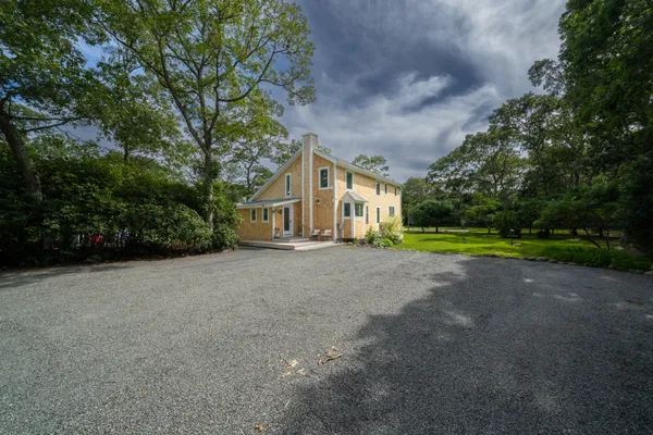 $2,500,000 | 229 Oak Lane, West Tisbury, MA 02568
