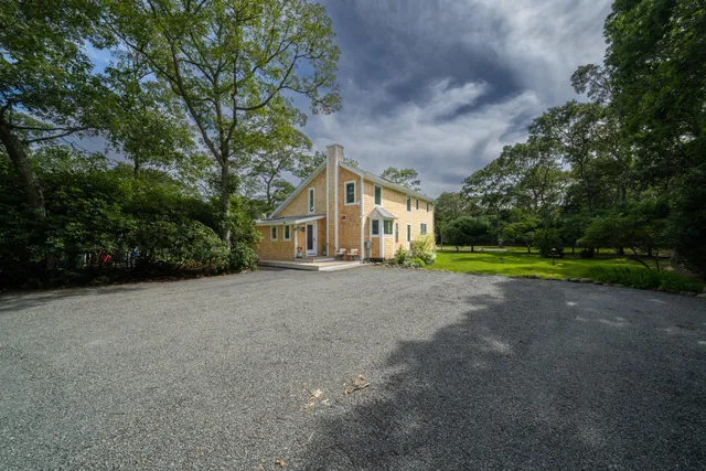 $2,600,000 | 229 Oak Lane, West Tisbury, MA 02568