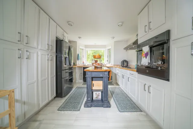 $2,600,000 | 229 Oak Lane, West Tisbury, MA 02568