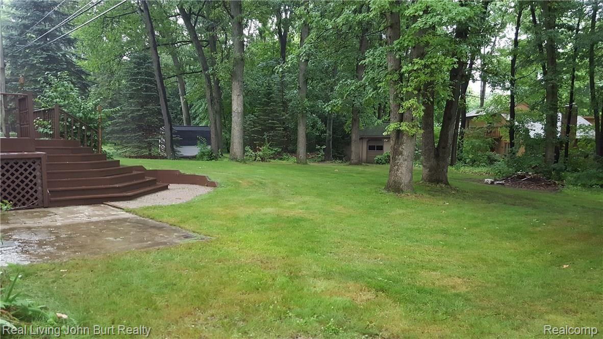 6289 Waldon Road Clarkston, MI 48346 - Photo 6 of 15 backyard2.jpg