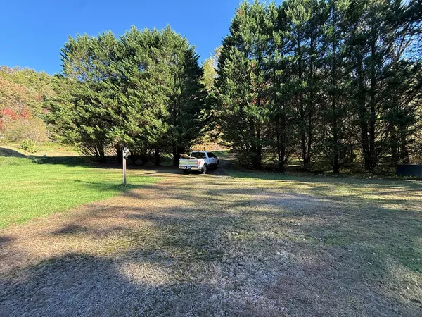 a view of yard with green space
