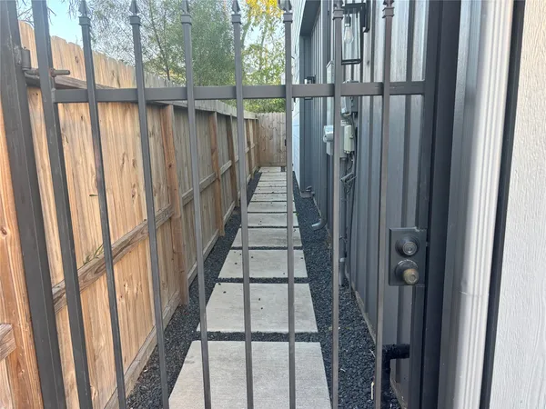 $2,500 | 6831 Paris Street, Houston, TX 77021