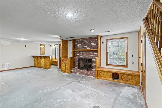 $350,000 | 523 Lancelot Drive, Liberty, MO 64068