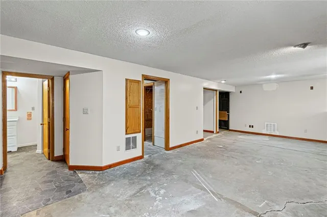 $350,000 | 523 Lancelot Drive, Liberty, MO 64068