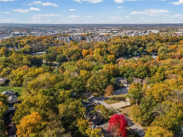 $350,000 | 523 Lancelot Drive, Liberty, MO 64068