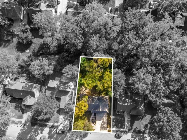 $350,000 | 523 Lancelot Drive, Liberty, MO 64068