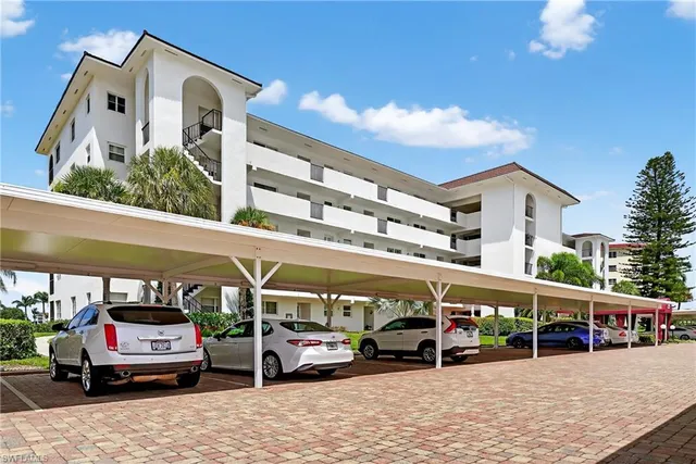 $479,000 | 29 High Point Circle East, Unit 204, Naples, FL 34103