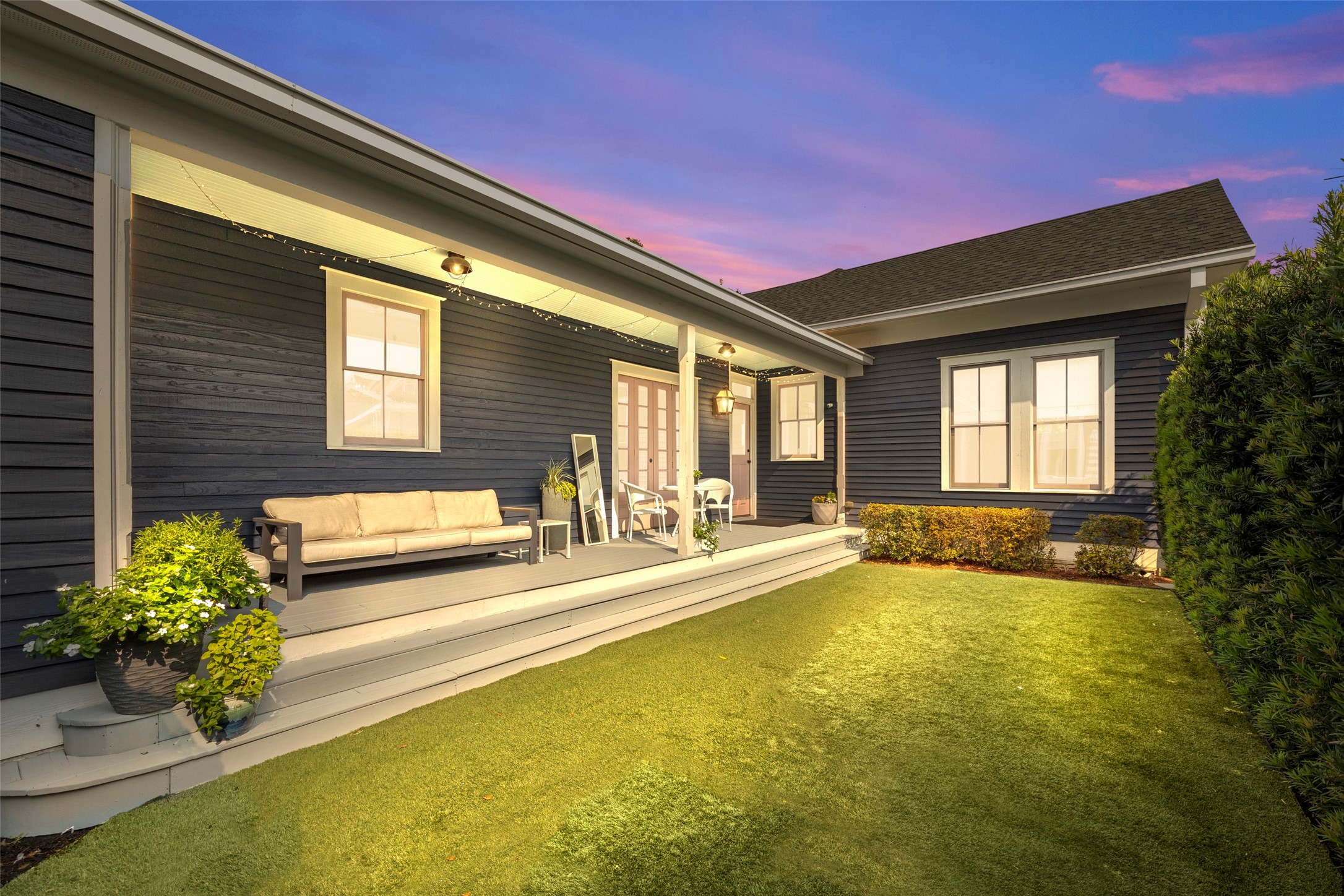 1810 Kane Street Houston, TX 77007 - Photo 37 of 47 a view of a house with swimming pool and sitting area