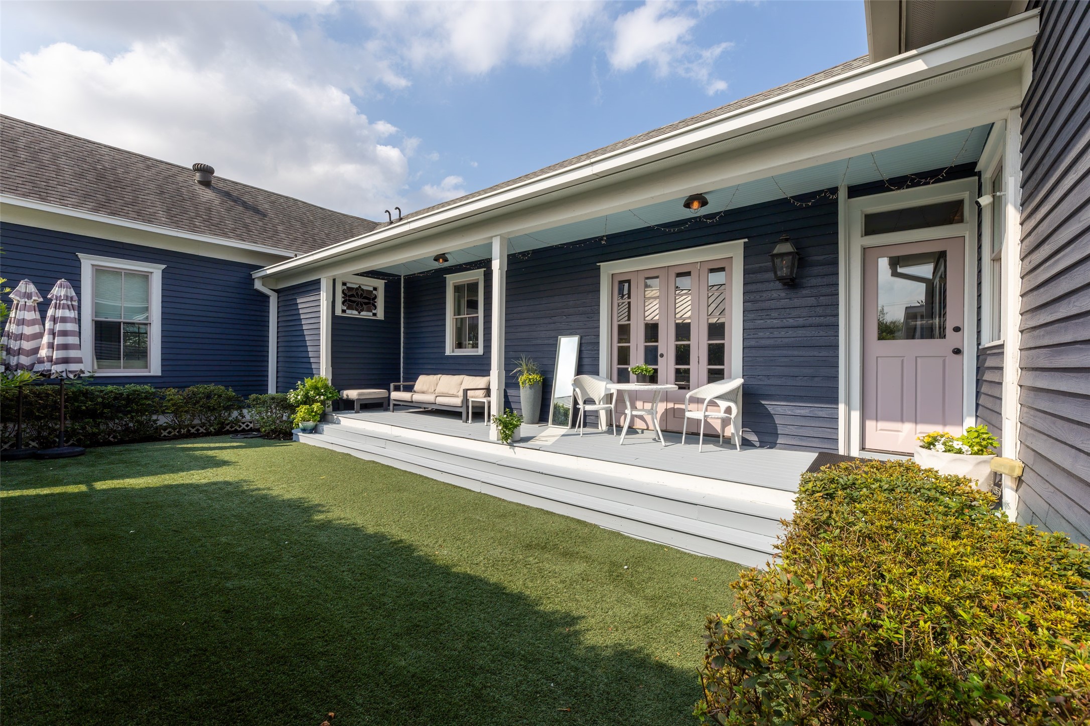 1810 Kane Street Houston, TX 77007 - Photo 38 of 47 a house view with a outdoor space
