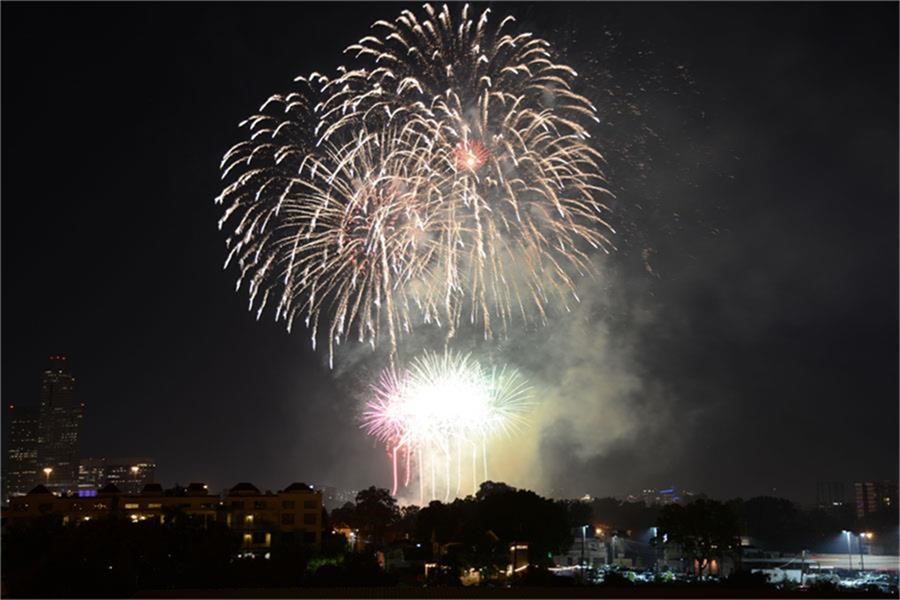 1810 Kane Street Houston, TX 77007 - Photo 41 of 47 a sunset view with sitting space
