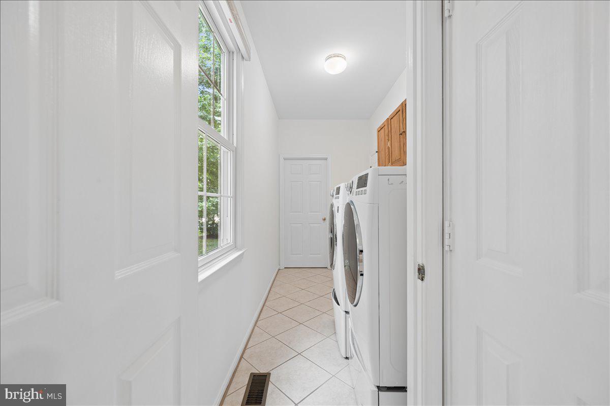 18710 Severn Road Gaithersburg, MD 20879 - Photo 47 of 89 Main level laundry with large walk in closet.