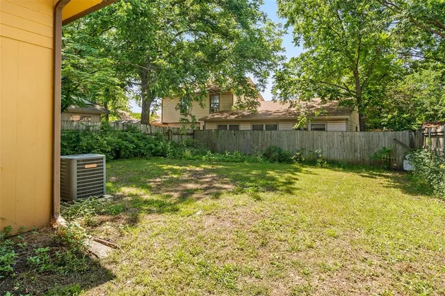 a view of a backyard