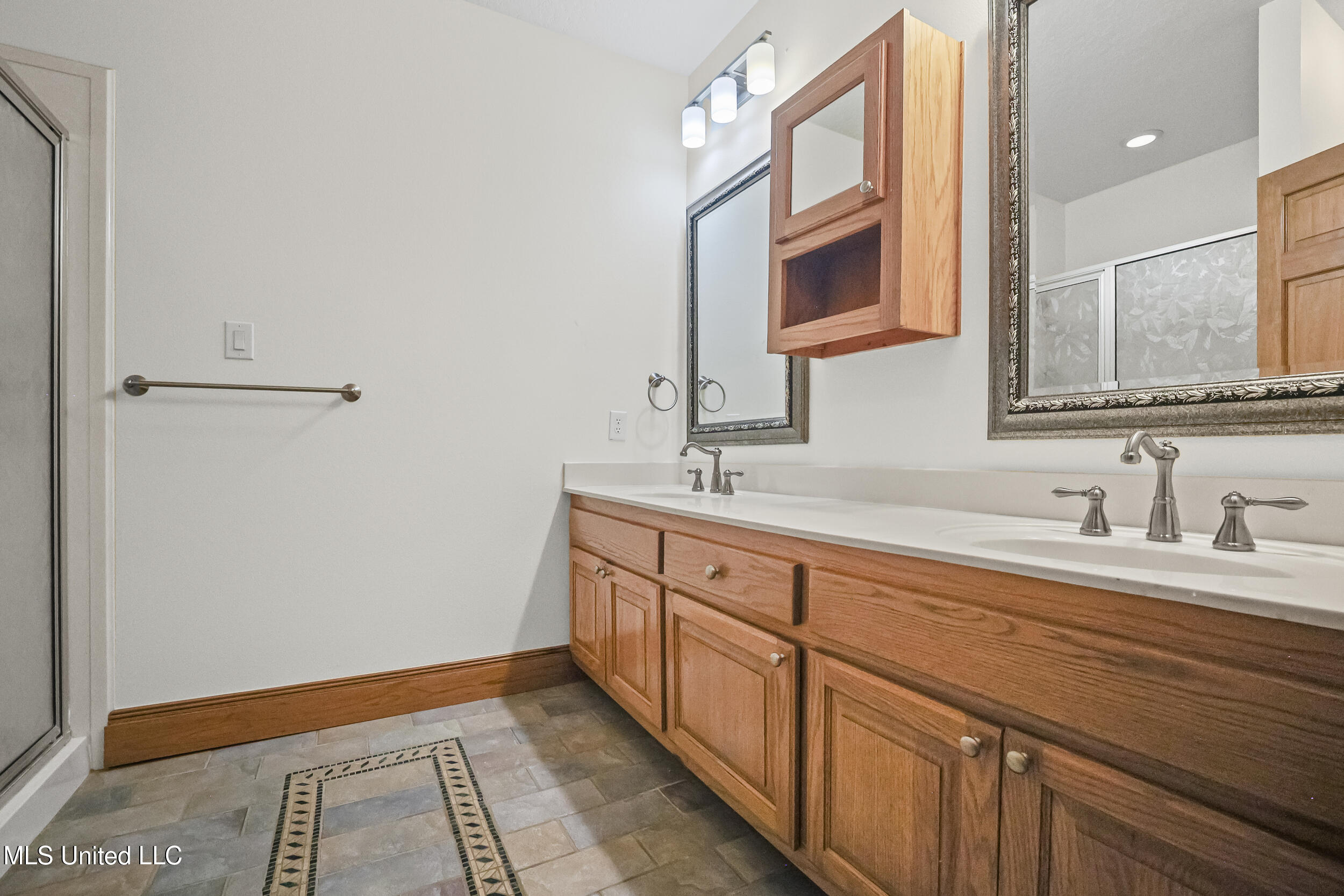 15301 Parker Road Biloxi, MS 39532 - Photo 35 of 67 Guest Bath 2