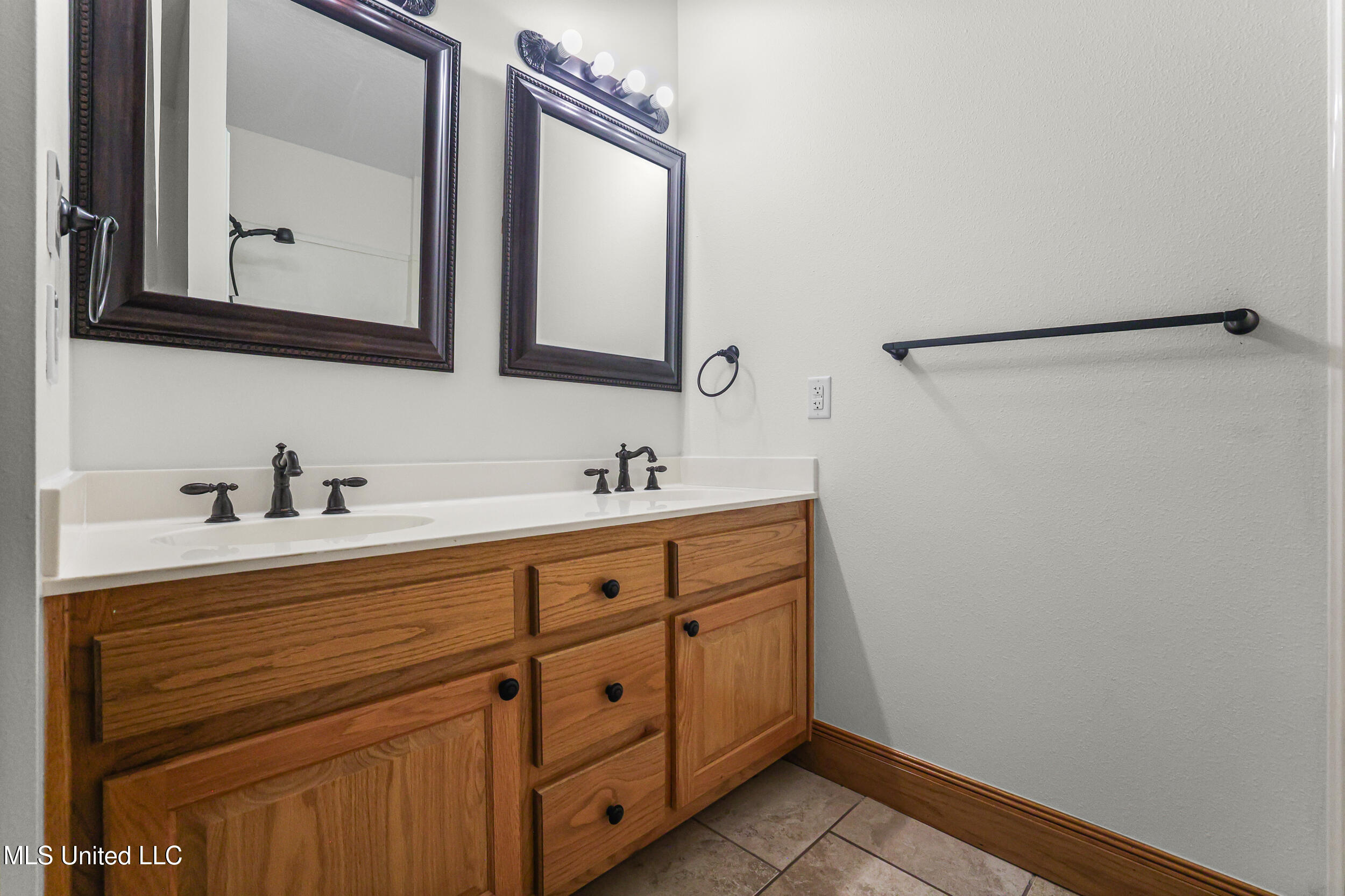 15301 Parker Road Biloxi, MS 39532 - Photo 44 of 67 PRIMARY BATH