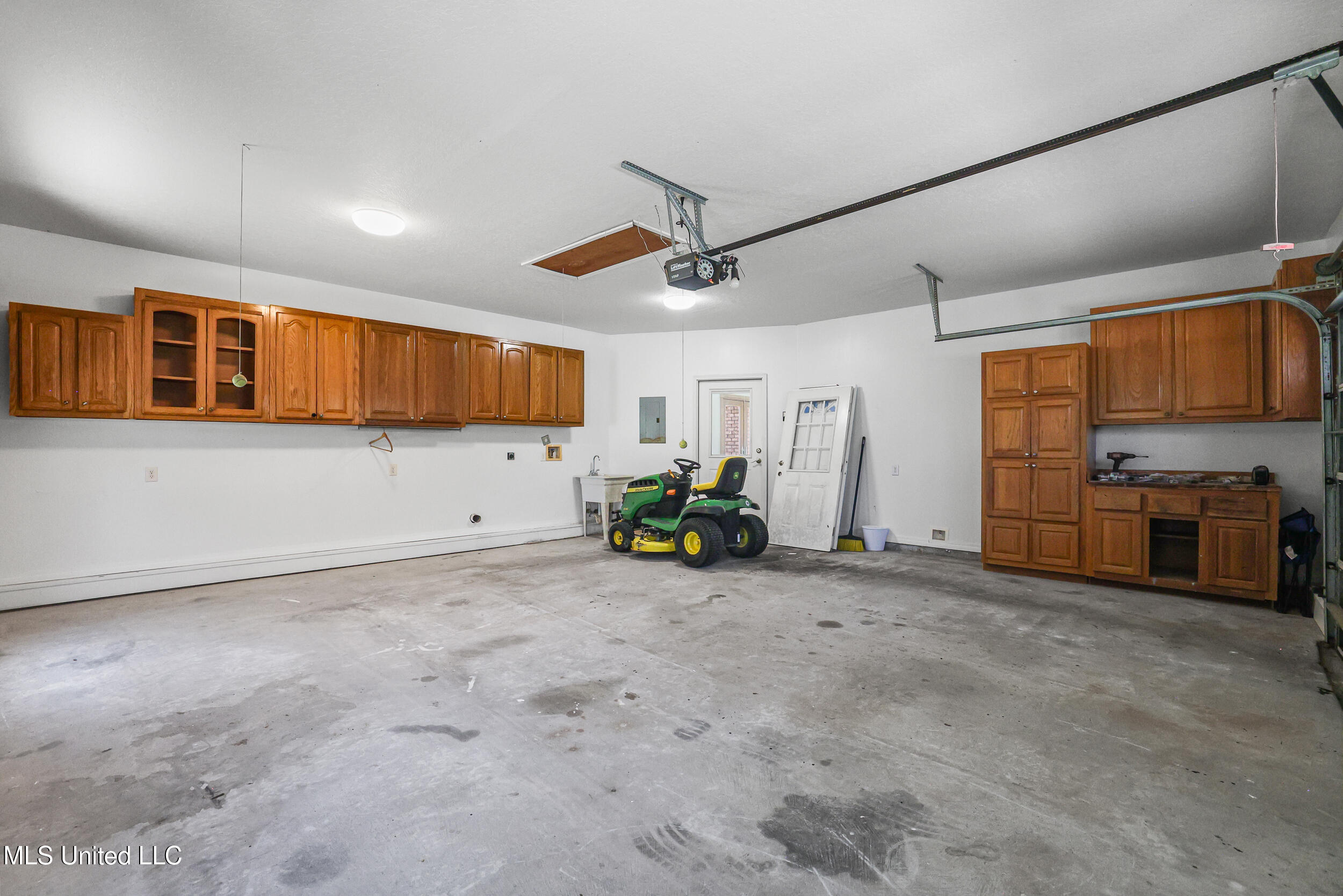 15301 Parker Road Biloxi, MS 39532 - Photo 52 of 67 GARAGE