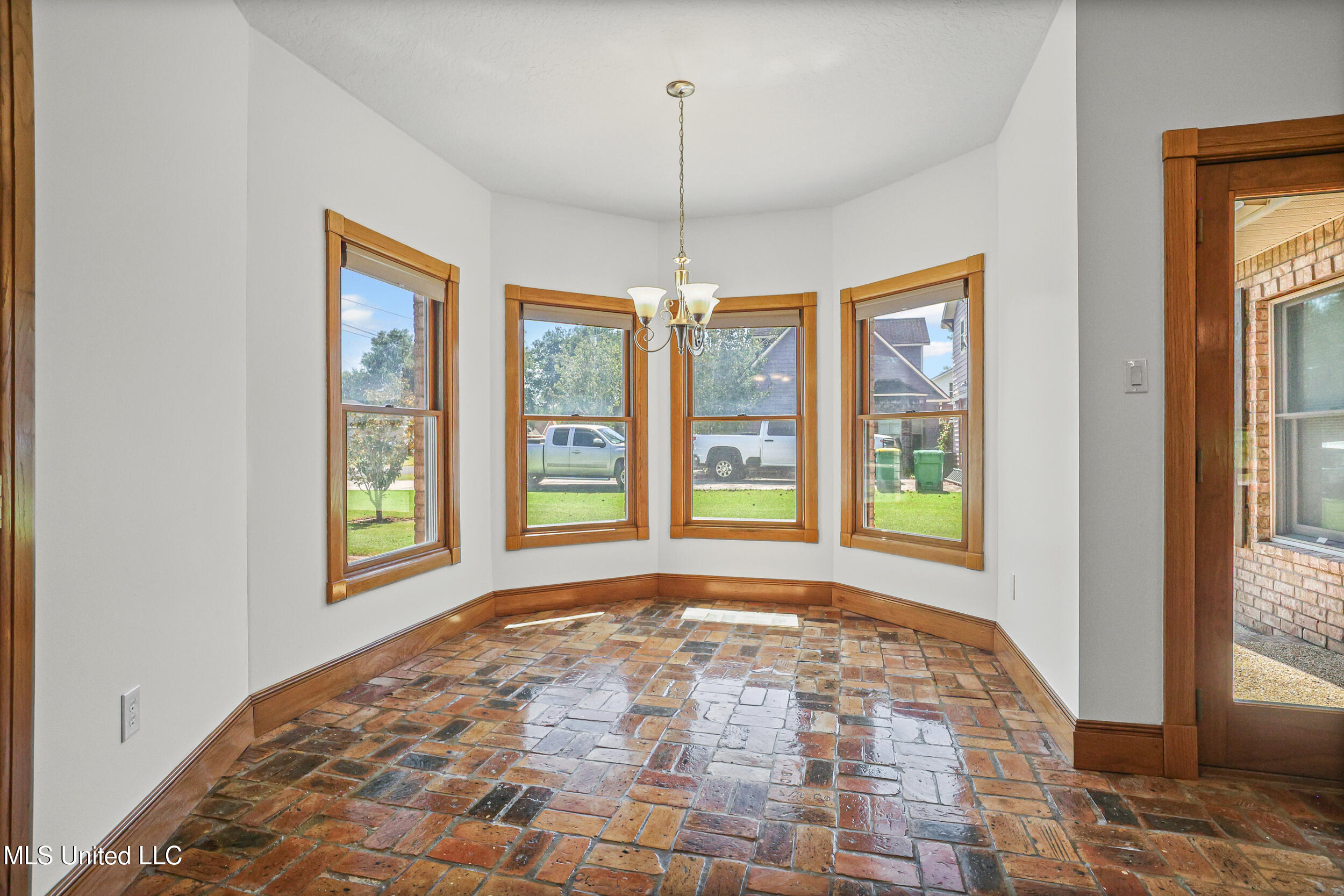 15301 Parker Road Biloxi, MS 39532 - Photo 9 of 67 BREAKFAST AREA