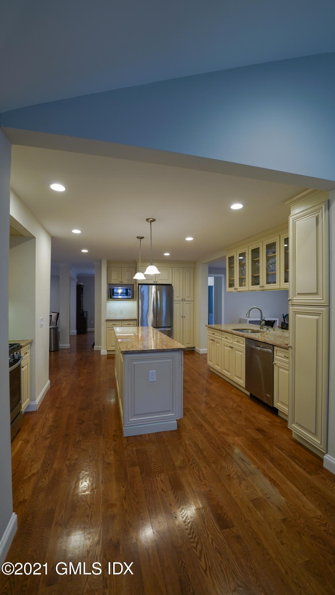 20 Sunshine Avenue Riverside, CT 06878 - Photo 8 of 39 a large kitchen with kitchen island a sink a stove and a refrigerator