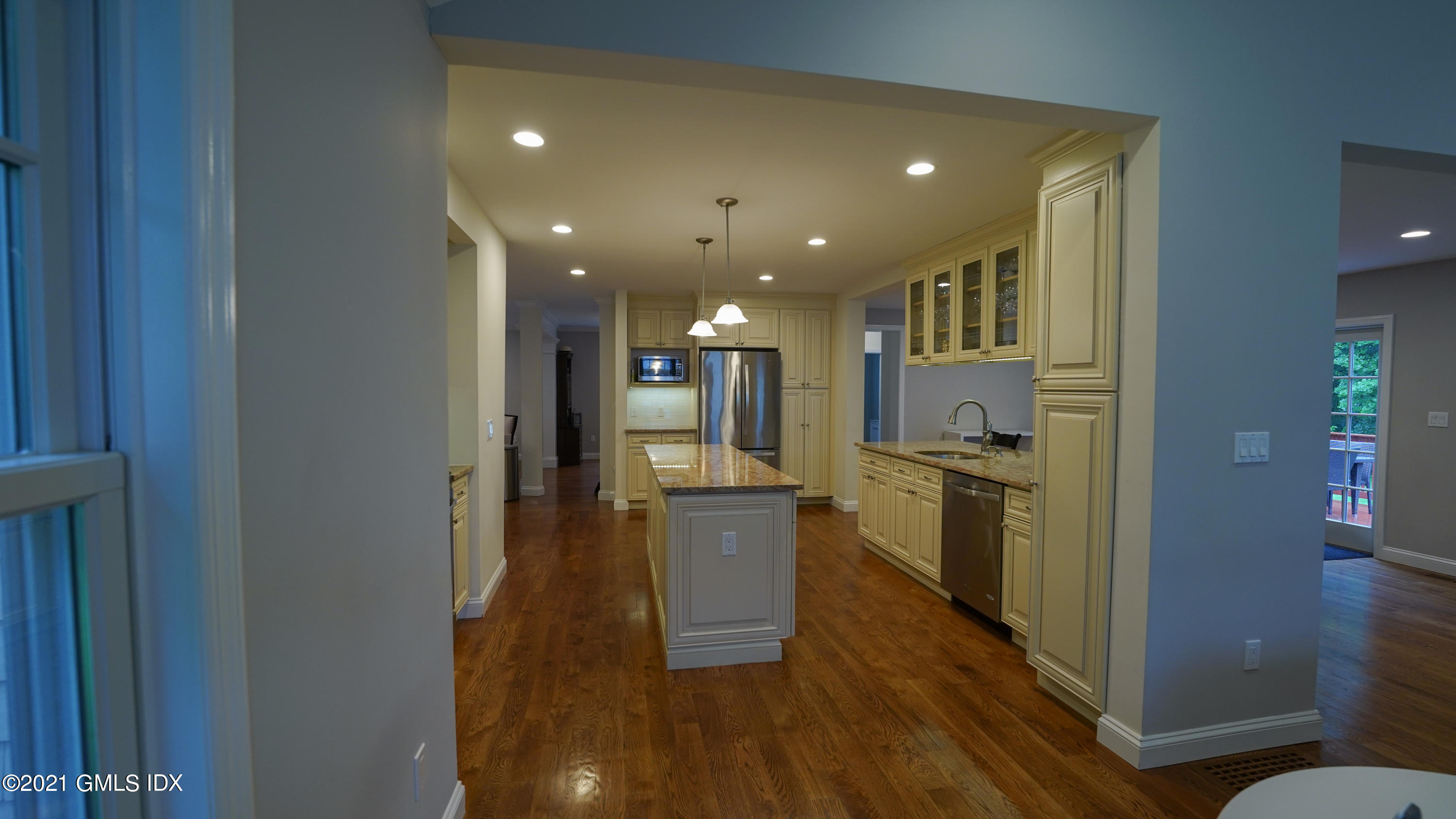 20 Sunshine Avenue Riverside, CT 06878 - Photo 9 of 39 a kitchen with refrigerator and sink