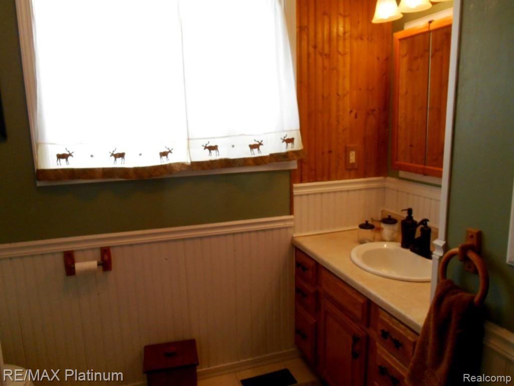 8520 Antcliff Road Howell, MI 48855 - Photo 9 of 16 Bathroom