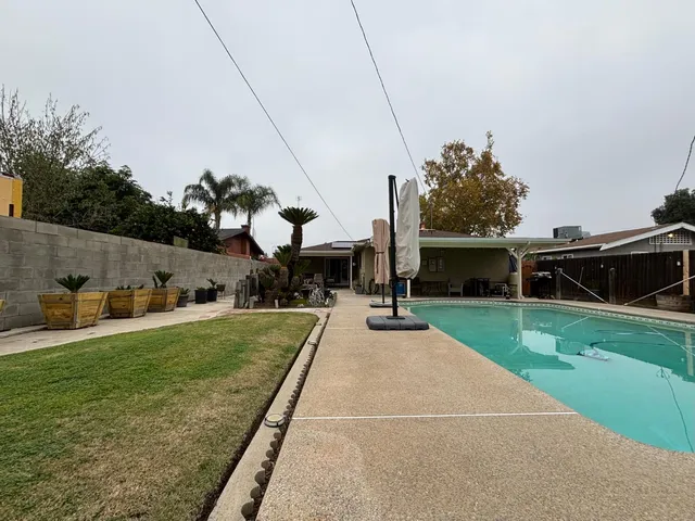 a view of a backyard