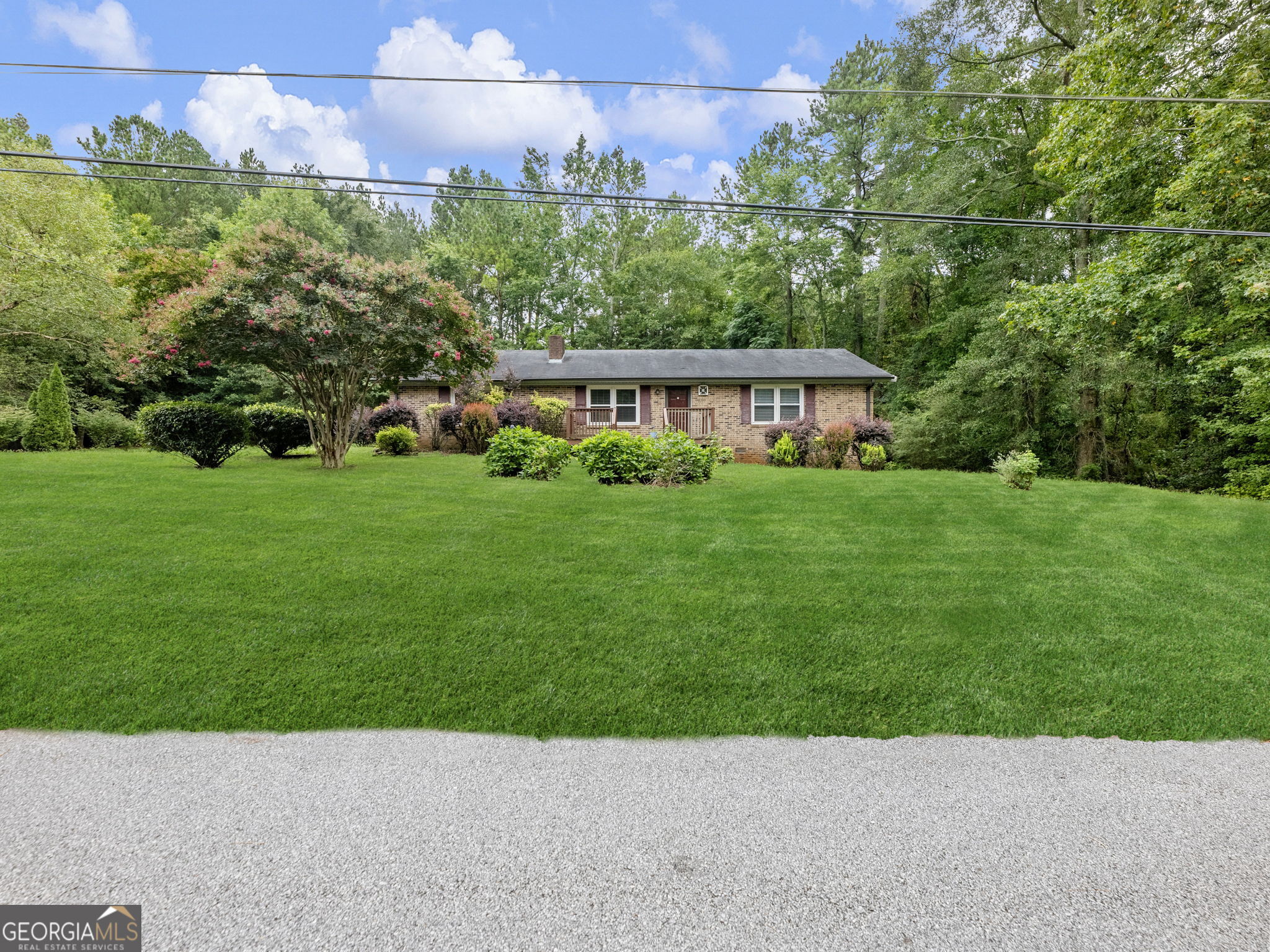 a view of house with a yard