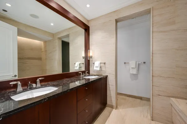 $899,000 | 159 East Walton Place, Unit 13D, Chicago, IL 60611