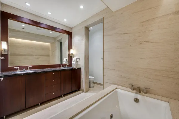 $899,000 | 159 East Walton Place, Unit 13D, Chicago, IL 60611