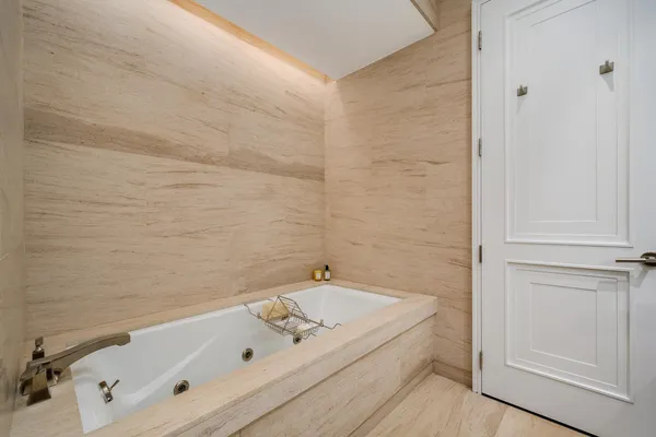 $899,000 | 159 East Walton Place, Unit 13D, Chicago, IL 60611