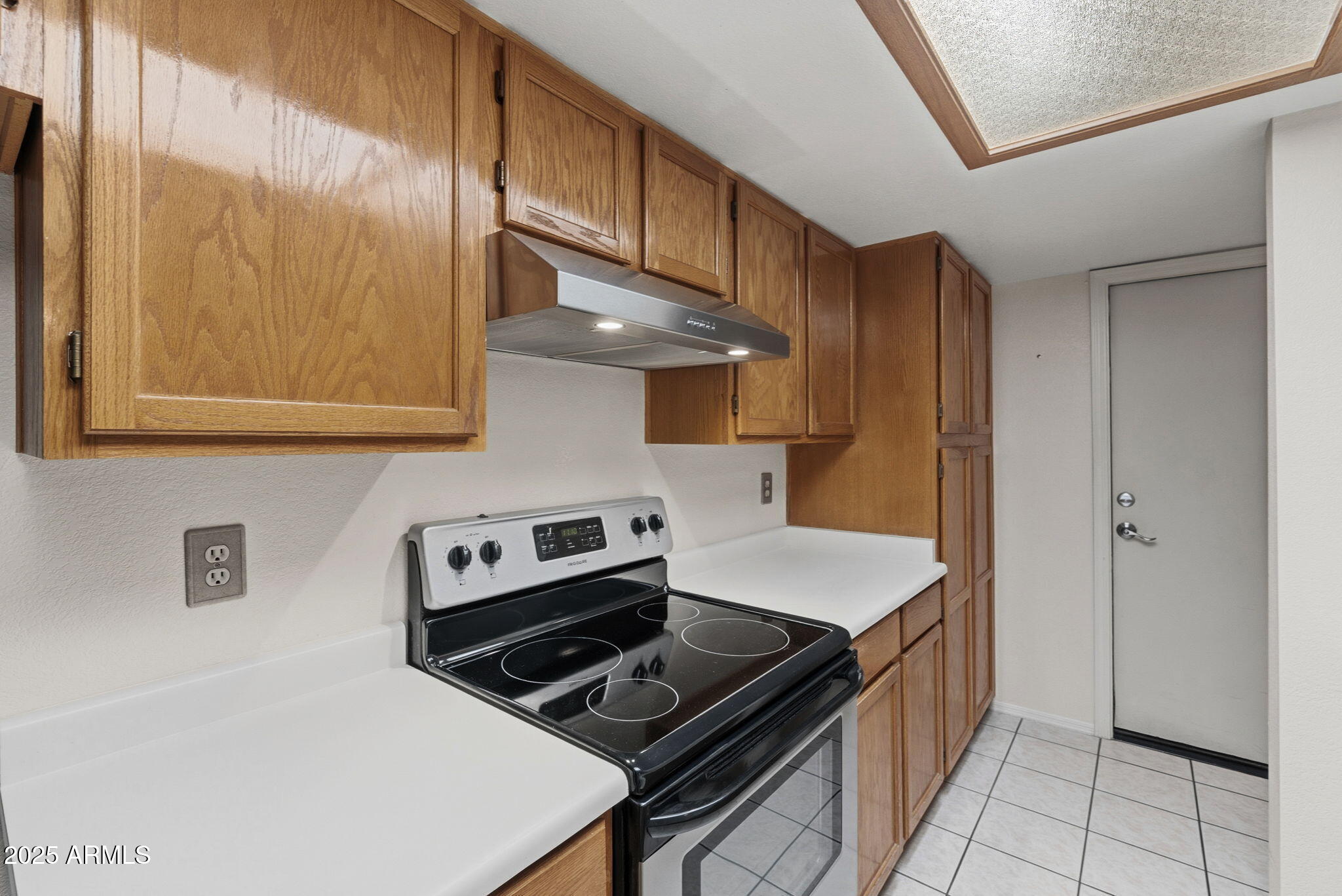 1021 South Greenfield Road, Unit 1148 Mesa, AZ 85206 - Photo 6 of 14 a kitchen with stainless steel appliances a stove a sink and a refrigerator