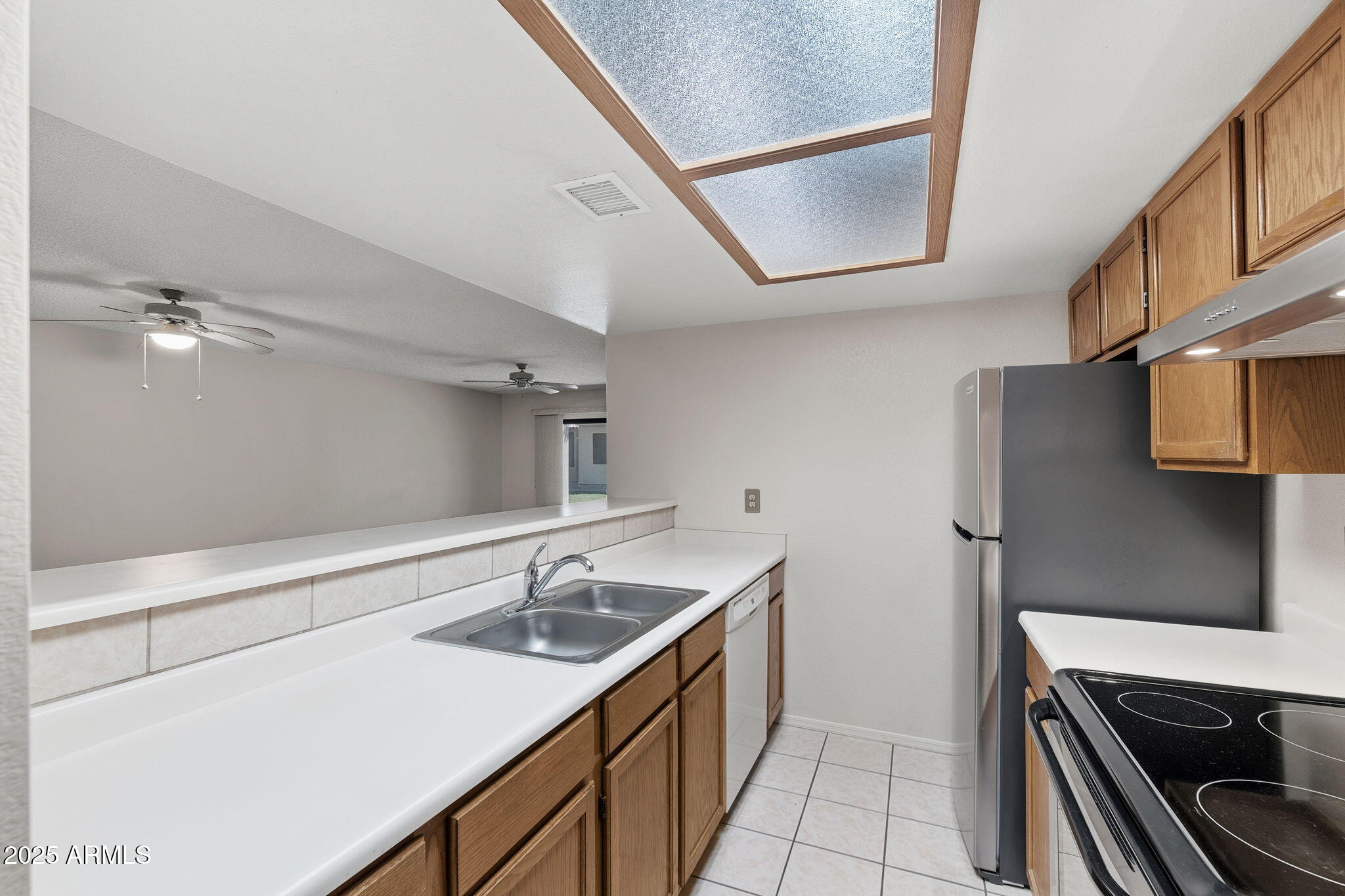 1021 South Greenfield Road, Unit 1148 Mesa, AZ 85206 - Photo 7 of 14 a kitchen that has a sink a stove and a refrigerator