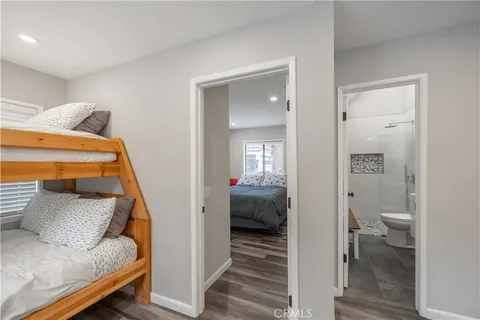 a en suite bathroom with a toilet and a mirror