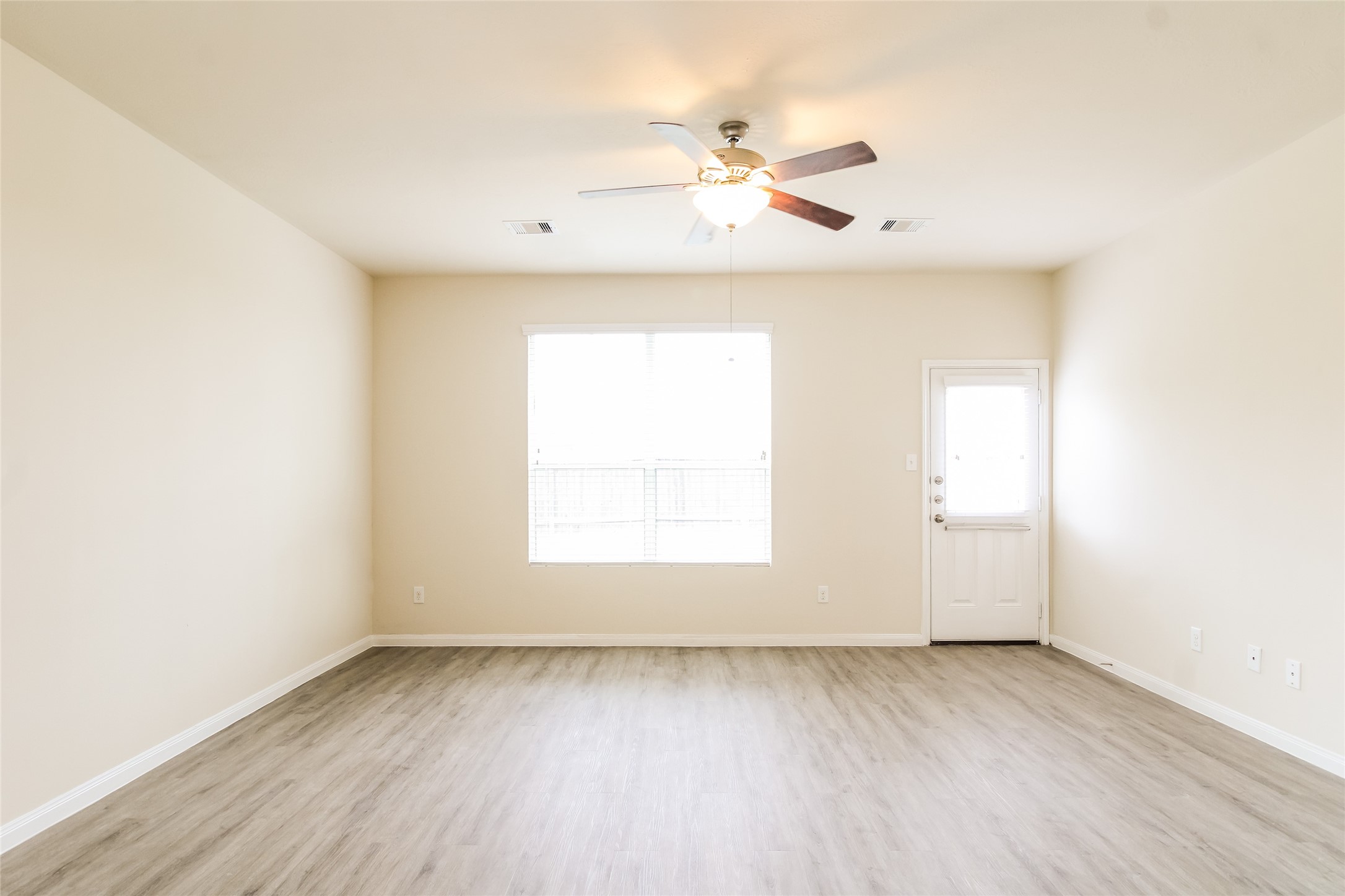 9 Lavida Court Manvel, TX 77578 - Photo 4 of 12 Photos may be representative of the floor plan and not the exact home. Finishes, layout, and features of the actual property for lease may vary.