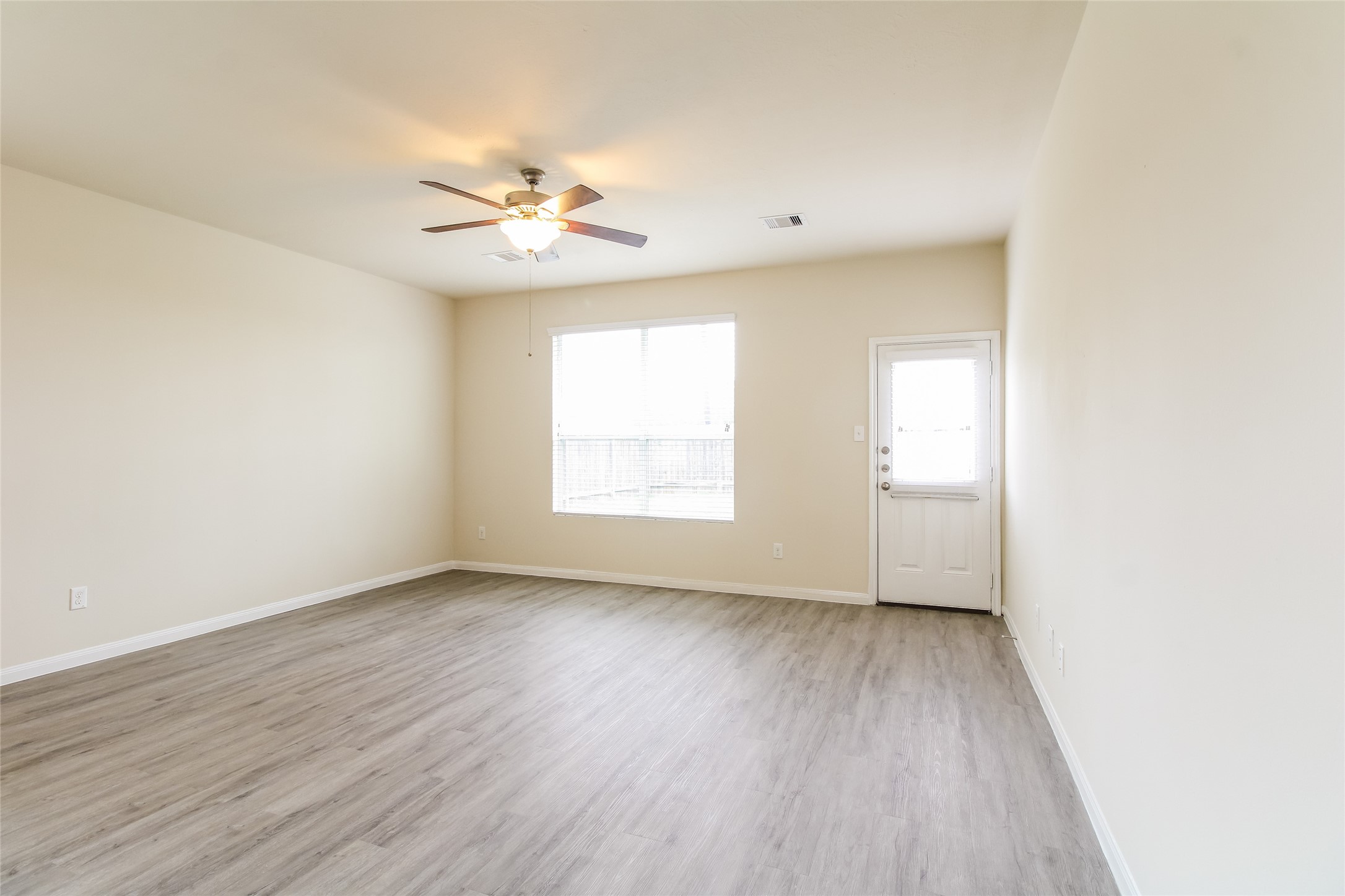 9 Lavida Court Manvel, TX 77578 - Photo 5 of 12 Photos may be representative of the floor plan and not the exact home. Finishes, layout, and features of the actual property for lease may vary.