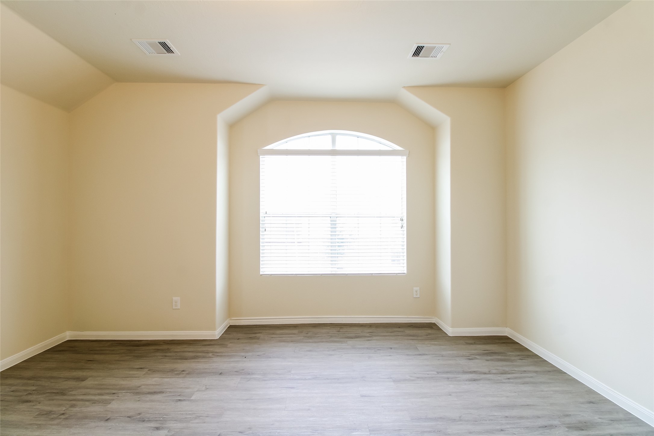 9 Lavida Court Manvel, TX 77578 - Photo 6 of 12 Photos may be representative of the floor plan and not the exact home. Finishes, layout, and features of the actual property for lease may vary.