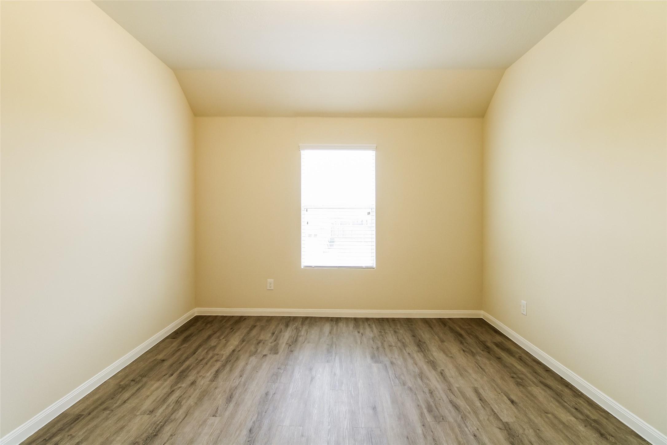 9 Lavida Court Manvel, TX 77578 - Photo 8 of 12 Photos may be representative of the floor plan and not the exact home. Finishes, layout, and features of the actual property for lease may vary.