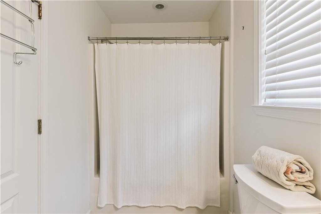 123 Simonton Way St. Simons Island, GA 31522 - Photo 24 of 24 upstairs full bath with tub/shower