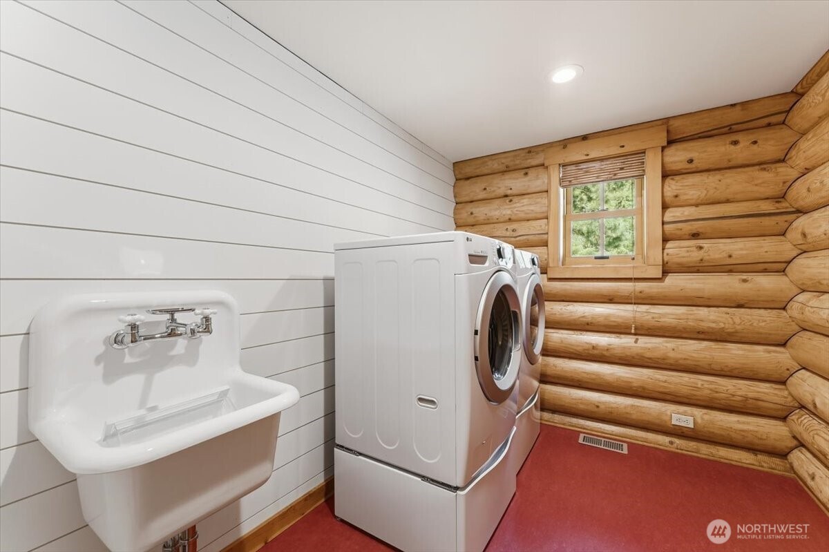 2250 First Crk Road Chelan, WA 98816 - Photo 22 of 39 a utility room with dryer and washer