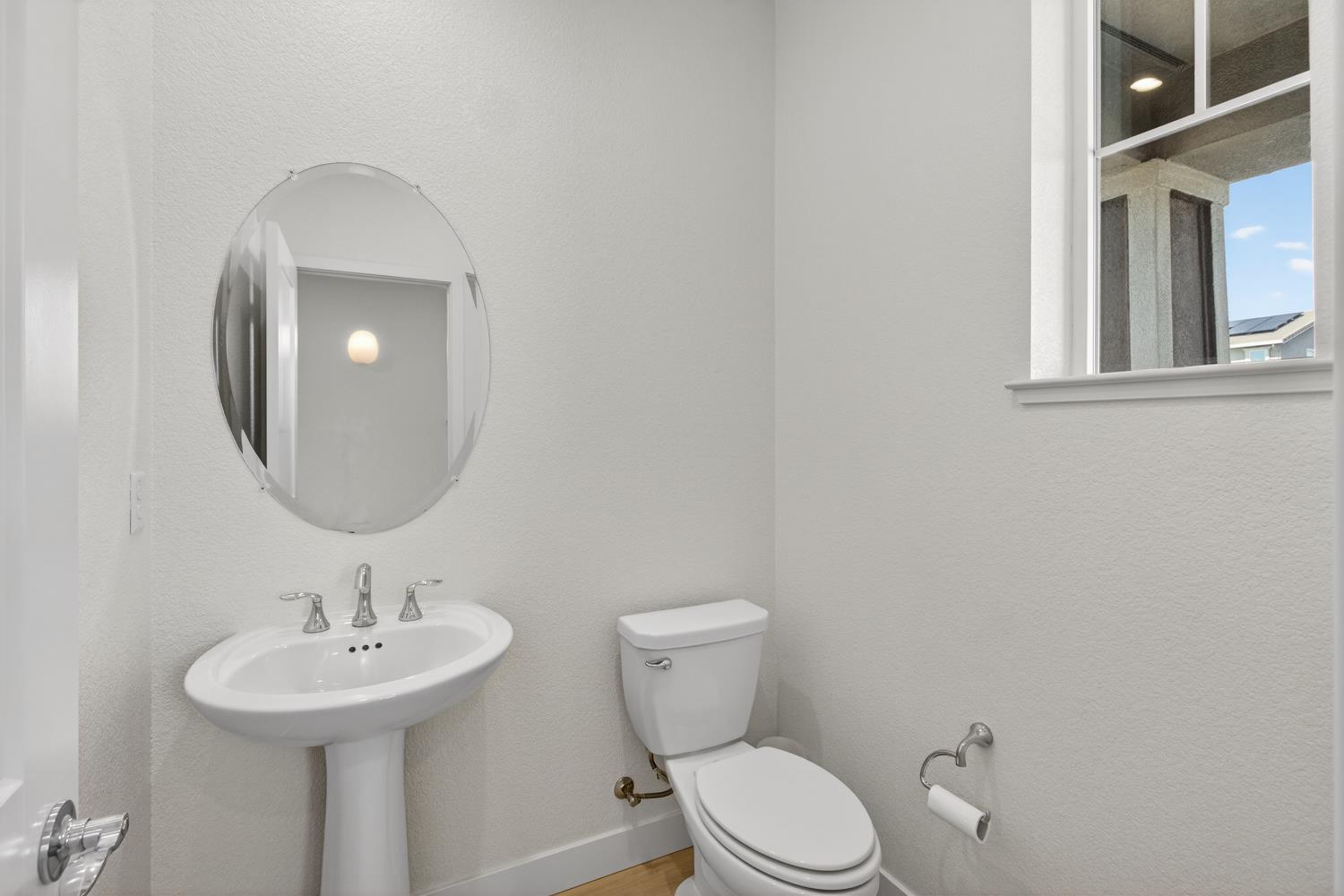 2883 Ridgecrest Drive Lincoln, CA 95648 - Photo 18 of 42 a bathroom with a toilet a sink and mirror