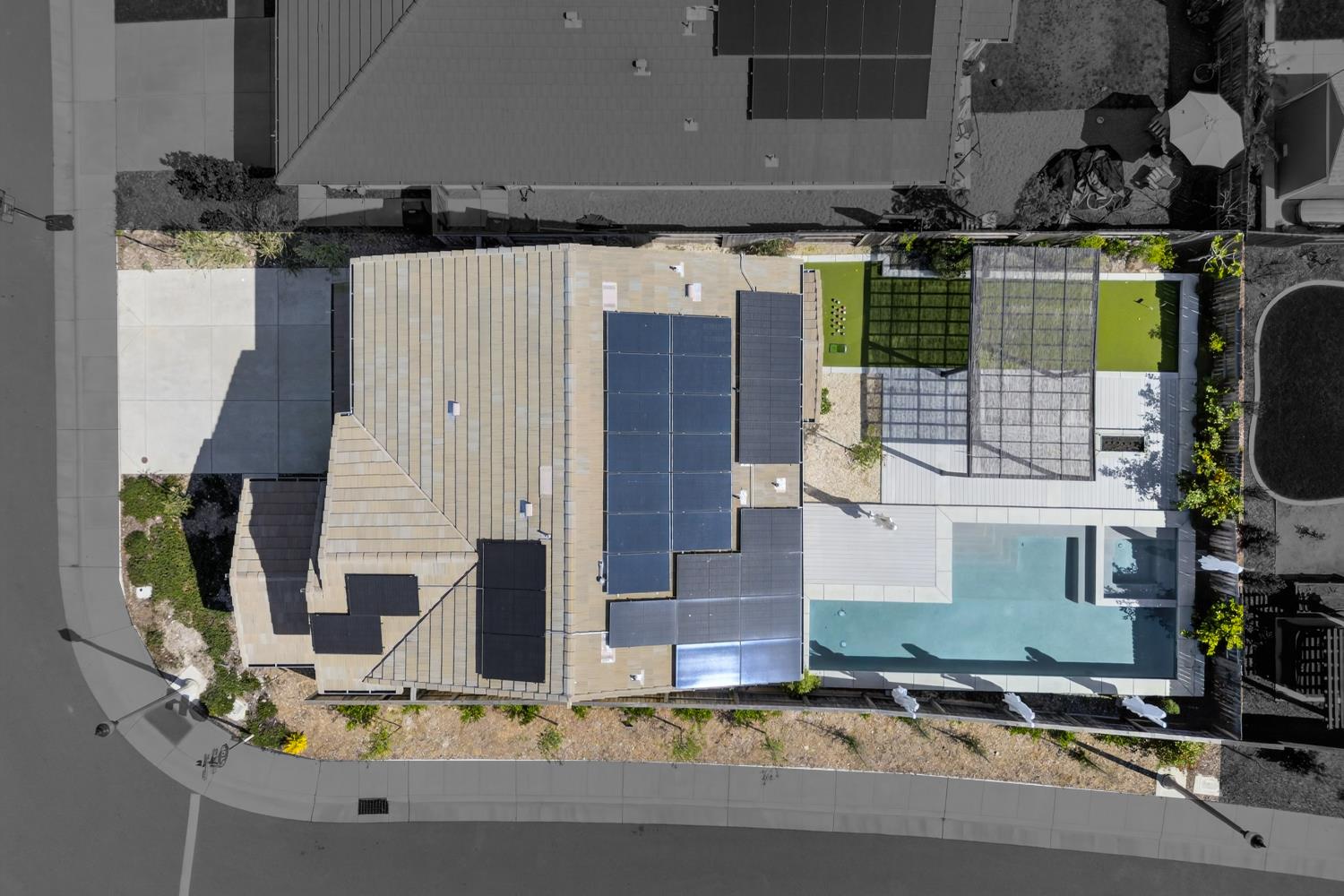 2883 Ridgecrest Drive Lincoln, CA 95648 - Photo 35 of 42 a building outdoor space with granite countertop lots of clutter