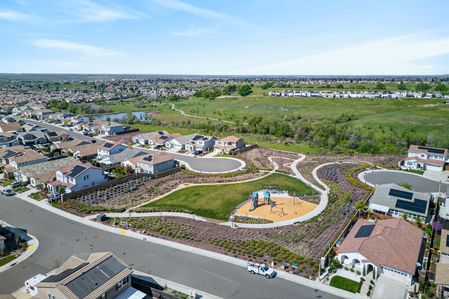 2883 Ridgecrest Drive Lincoln, CA 95648 - Photo 40 of 42 a view of a swimming pool with a table and chairs